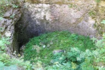 cisterna (či studna) pod prostorem kaple ( © Jan P. Štěpánek 10/2005)