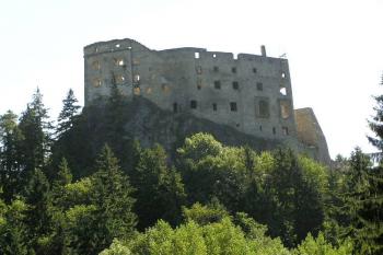 pohled od severu na horní hrad ( © Jan P. Štěpánek 10/2005)