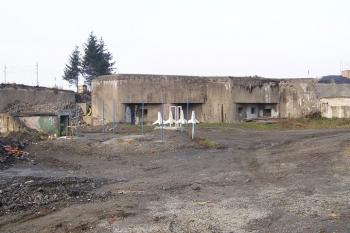 Pohled od jihovýchodu na oba objekty pěchotního srubu i s prostorem po bývalé trati ( © Jan P. Štěpánek 10/2006)