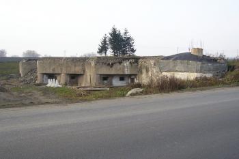 pohled ze silnice do Polska na pěchotní srub ( © Jan P. Štěpánek 10/2006)