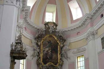Presbytář s hlavním oltářem a kazatelnou (© Ivan Grisa, 07/2005)