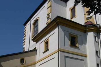 Jihozápadní roh kostela a prampouch mezi zámkem a oratoří (© Ivan Grisa, 07/2005)