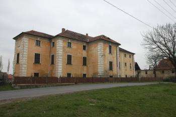 Zámek od silnice (© Martin Kabeláč, 04/2008)