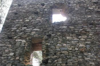 Okna u jižního nároží dochované východní stěny ( © Ivan Grisa 08/2011)
