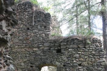 Příčka v severní třetině tvrze ( © Ivan Grisa 08/2011)