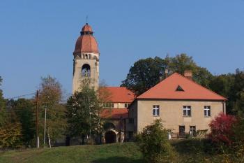 kostel s farou (© Stanislav Drda 10/2005)
