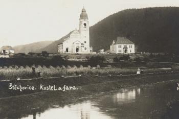 kostel s farou r. 1915 (© Honza a Blanka Raichardovi)