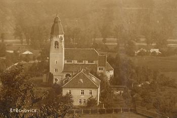 kostel s farou r. 1926 (© Honza a Blanka Raichardovi)