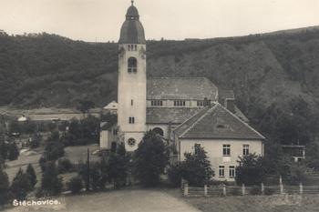 kostel s farou r. 1932 (© Honza a Blanka Raichardovi)