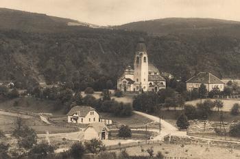 kostel s farou r. 1935 (© Honza a Blanka Raichardovi)