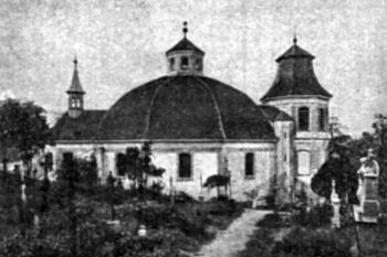 kostel od severu na počátku 20. století (© Antonín Podlaha: Posvátná místa království Českého; Díl 3., Vikariáty: Kralovický, Vlašimský a Zbraslavský, Dědictví sv. Jana Nepomuckého, Praha 1909)