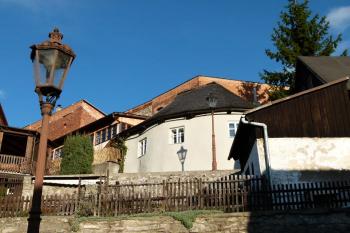 jižní nárožní městská bašta, tzv. Kulatina, z ulice Dolní Bašta ( © Jan P. Štěpánek 11/2012)