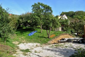Náznak zemního valu na jihovýchodní frontě opevnění města (© Jan P. Štěpánek 2013)