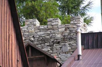poněkud idilicky nadestavěná hradba ( © Jan P. Štěpánek 10/2005)
