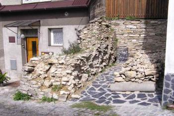 pozůstatek po místě bývalé horní brány ( © Jan P. Štěpánek 10/2005)