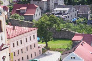 pohled na dochovaný úsek zdi na východě ( © Jan P. Štěpánek 10/2005)