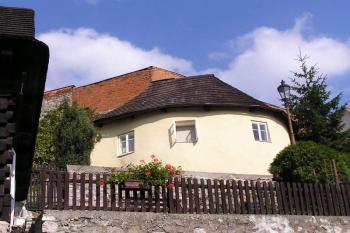 dochovaná gotická bašta ( © Jan P. Štěpánek 10/2005)