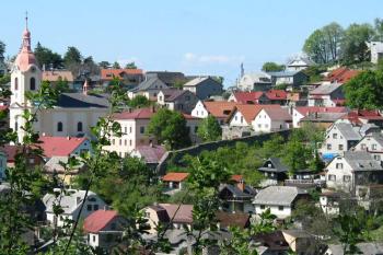 Pohled od jeskyně Šipka na část opevnění při kostele ( © Jan P. Štěpánek 7/2005)