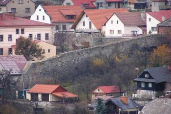 Pohled na úsek hradeb ve východním nároží města (© Jan P. Štěpánek, 11/2006)