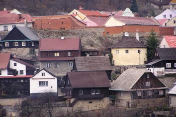 Jižní nároží hradeb se zachovalou nárožní baštou (© Jan P. Štěpánek, 11/2006)