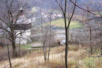 část úseku hradby na severovýchodě, před napojením na opevnění hradu (© Jan P. Štěpánek, 11/2006)