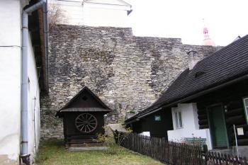 Část hradby na jihovýchodě města (© Jan P. Štěpánek, 11/2006)