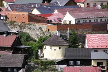 Pohled na jihovýchodní nároží městských hradeb s dochovanou baštou ( © Jan P. Štěpánek 08/2007)