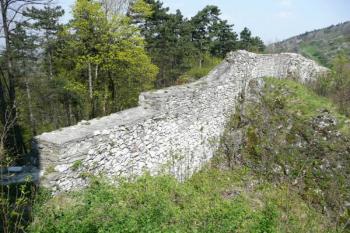 hradba města navazující na severovýchodě na opevnění hradu ( © Jan P. Štěpánek 05/2008)