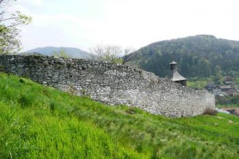 detail úseku městské hradby od hradu až ke staré hradební věži, později zvonici zanilého kostela sv. Bartoloměje ( © Jan P. Štěpánek 05/2008)