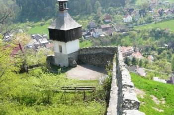 úsek městského opevnění napojující se na hrad ( © Jan P. Štěpánek 05/2008)