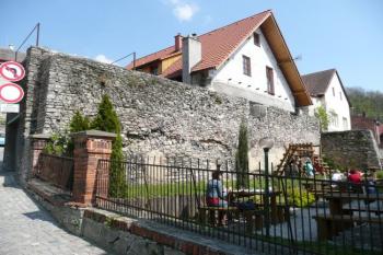 úsek městské hradby ve východním nároží ( © Jan P. Štěpánek 05/2008)