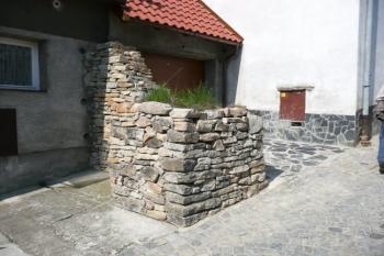 část hradební zdi bývalé městské brány na severovýchodě ( © Jan P. Štěpánek 05/2008)