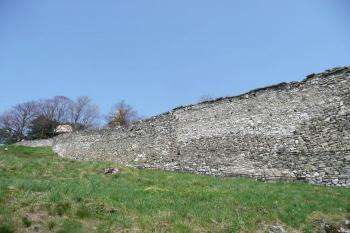zachovalý úsek městské hradby na západní straně města pod hradem ( © Jan P. Štěpánek 04/2009)