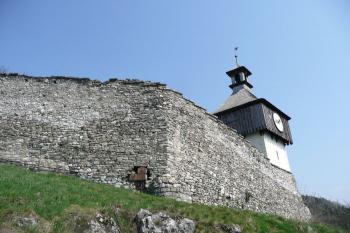 část městské hradby na západním obvodu města ( © Jan P. Štěpánek 04/2009)