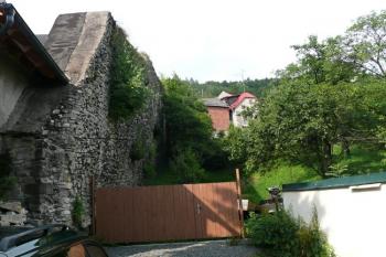 severní část jihovýchodního úseku hradby s patrnými pozůstatky příkopu ( © Jan P. Štěpánek 07/2010)