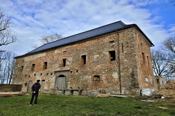 Západní průčelí zámku s mladším vstupem (© Jan P. Štěpánek  04/2024)