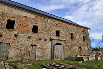 Západní fronta zámku s mladším vstupem.  (© Jan P. Štěpánek  04/2024)