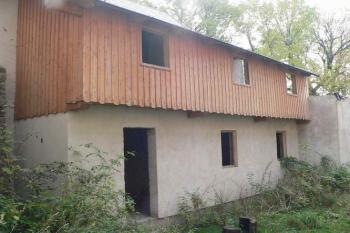 Novodobá necitlivá přestavba východní věže (Václav Hájek © 2005)