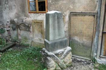 Zdi kostela (© Aleš Marek 10/2005)