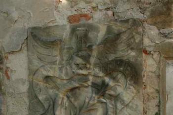 Jeden ze šlechtických náhrobních kamenů (© Aleš Marek 10/2005)