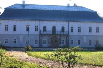 Čelní pohled na zámek ( © Pavel Vítek 11/2005)