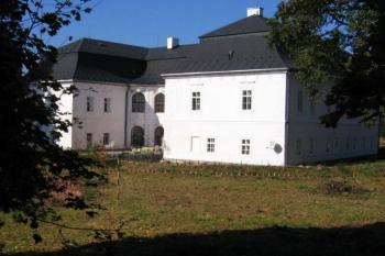 Zadní trakt zámku ( © Pavel Vítek 11/2005)