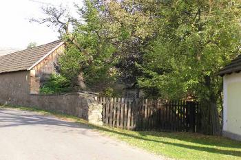 Novodobá zástavba na místě tvrze. ( © Petr Vaculčík 10/2005)