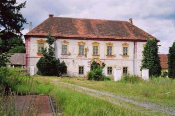 pohled od brány (© Petr Laššák 9/2005)