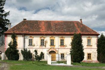 Hlavní průčelí ( © Luděk Pitter 04/2006)
