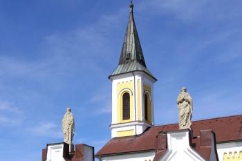 Vstupní brána do areálu hřbitova s kostelem ( © Jan P. Štěpánek 09/2007)