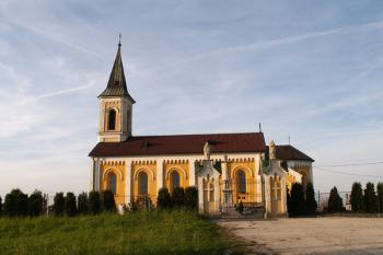 Celkový pohled na kostel sv. Vavřince a vstupní bránu (© Miroslav BITTER 10/2005)