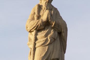 Figura apoštola z 2.poloviny 19.století umístěna na vstupní bráně (© Miroslav BITTER 10/2005)