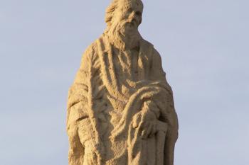 Figura apoštola z 2.poloviny 19.století umístěna na vstupní bráně (© Miroslav BITTER 10/2005)