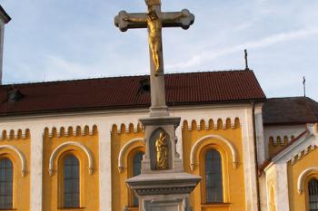 Celkový pohled na kříž umístěný za vstupní branou (© Miroslav BITTER 10/2005)